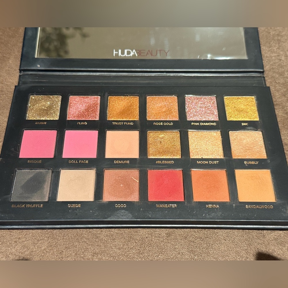 HUDA BEAUTY Remastered Rose & Pink Eyeshadow Palette - Picture 3 of 5